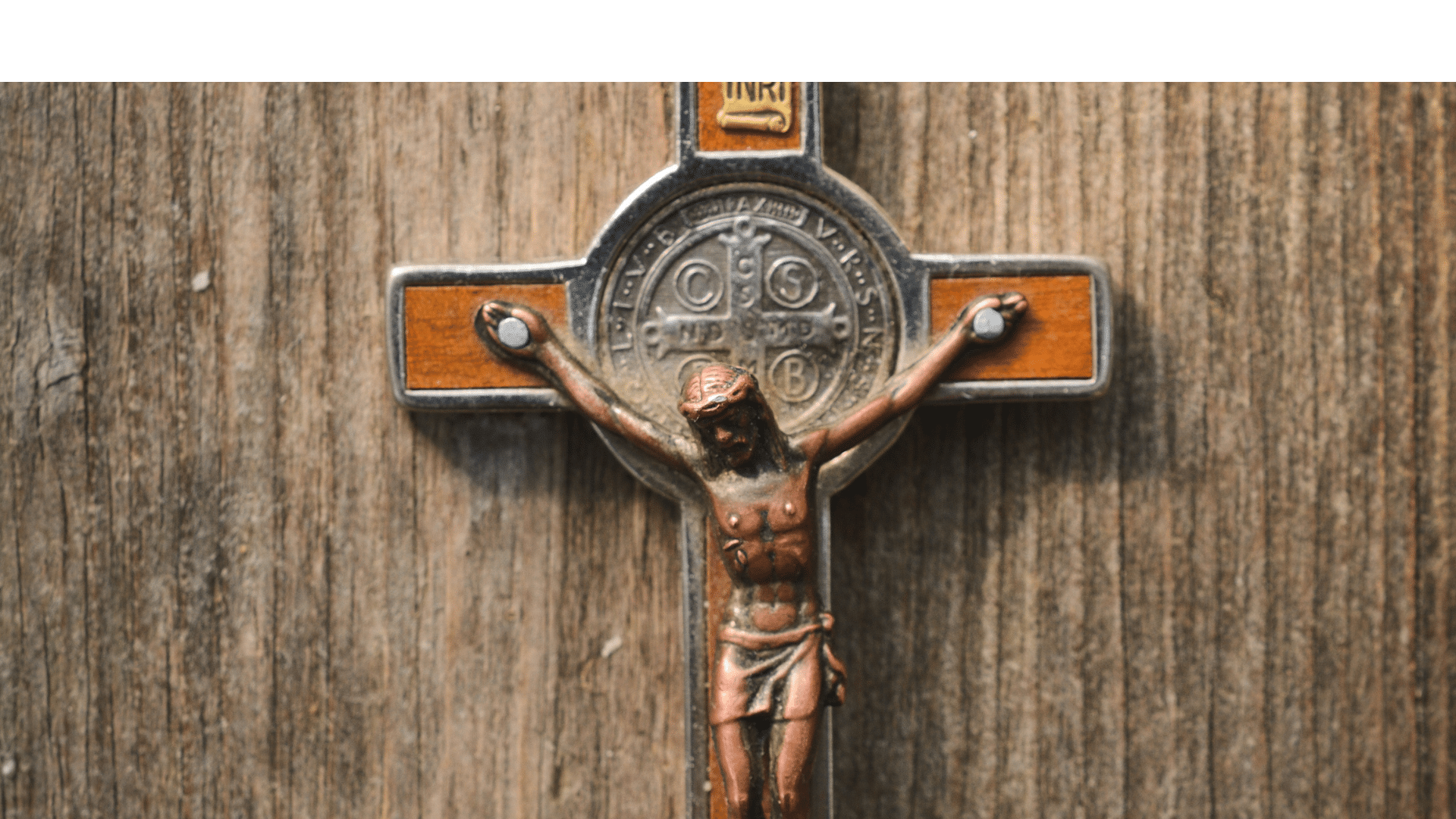 Crucifixo amortece impacto do tiro