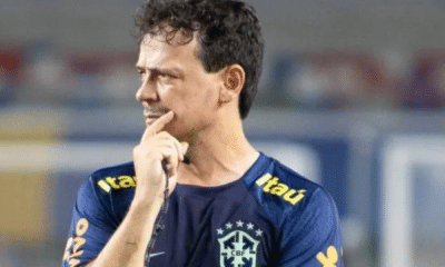 O último embate de Fernando Diniz nestas Eliminatórias para a Copa do Mundo de 2026 acontecerá nesta terça-feira (21) contra a Argentina. A partir de setembro do próximo ano, a competição só retomará suas partidas na zona sul-americana. Nesse ínterim, Diniz terá concluído seu compromisso de um ano com a CBF, encerrando seu período como treinador da Seleção.