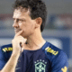 O último embate de Fernando Diniz nestas Eliminatórias para a Copa do Mundo de 2026 acontecerá nesta terça-feira (21) contra a Argentina. A partir de setembro do próximo ano, a competição só retomará suas partidas na zona sul-americana. Nesse ínterim, Diniz terá concluído seu compromisso de um ano com a CBF, encerrando seu período como treinador da Seleção.