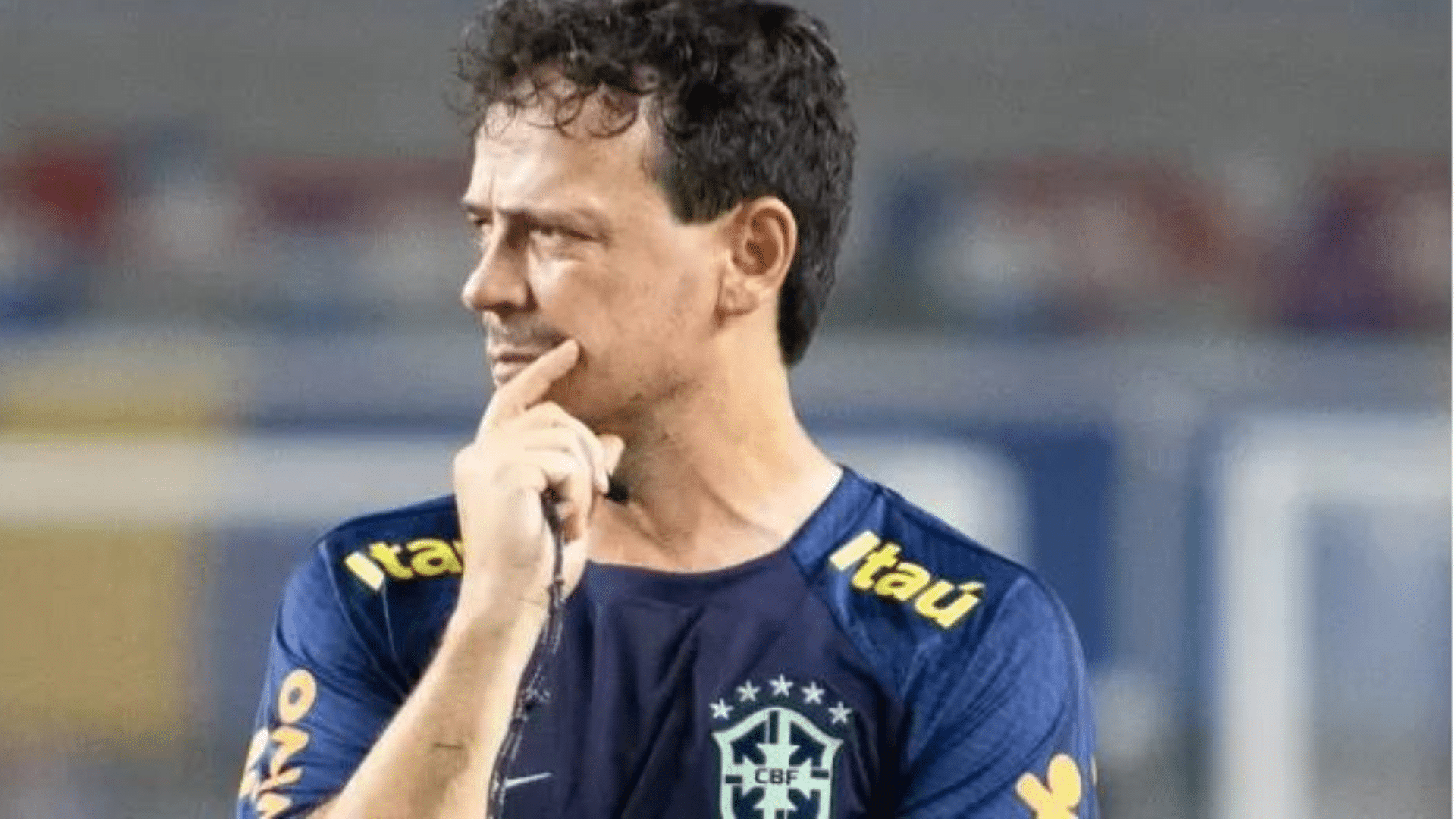 O último embate de Fernando Diniz nestas Eliminatórias para a Copa do Mundo de 2026 acontecerá nesta terça-feira (21) contra a Argentina. A partir de setembro do próximo ano, a competição só retomará suas partidas na zona sul-americana. Nesse ínterim, Diniz terá concluído seu compromisso de um ano com a CBF, encerrando seu período como treinador da Seleção.