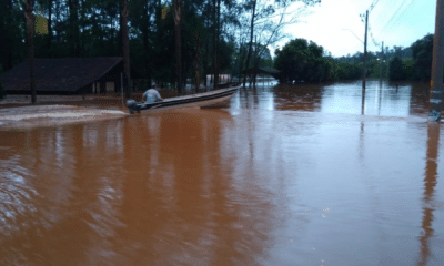 Nível dos rios e deixa desabrigados no RS