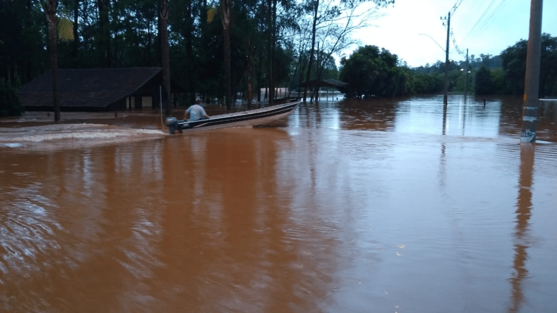 Nível dos rios e deixa desabrigados no RS