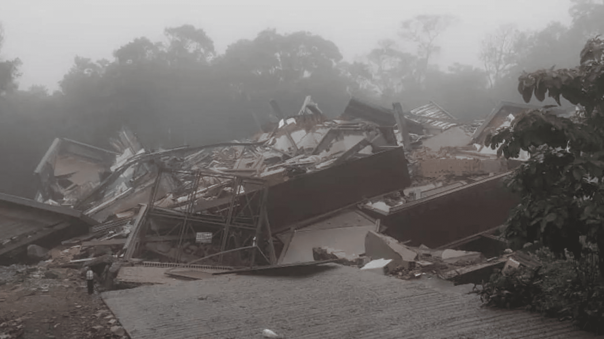 Interditado desde domingo, prédio desaba em Gramado