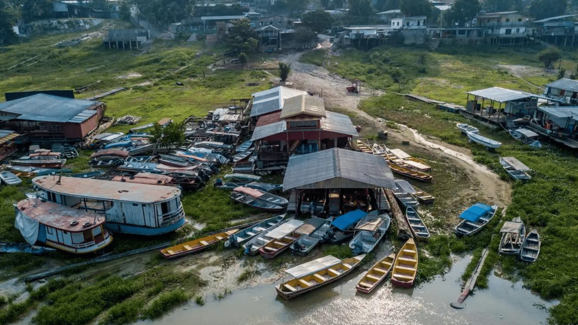 Rio Negro sobe lentamente e pescadores esperam retomar rotina