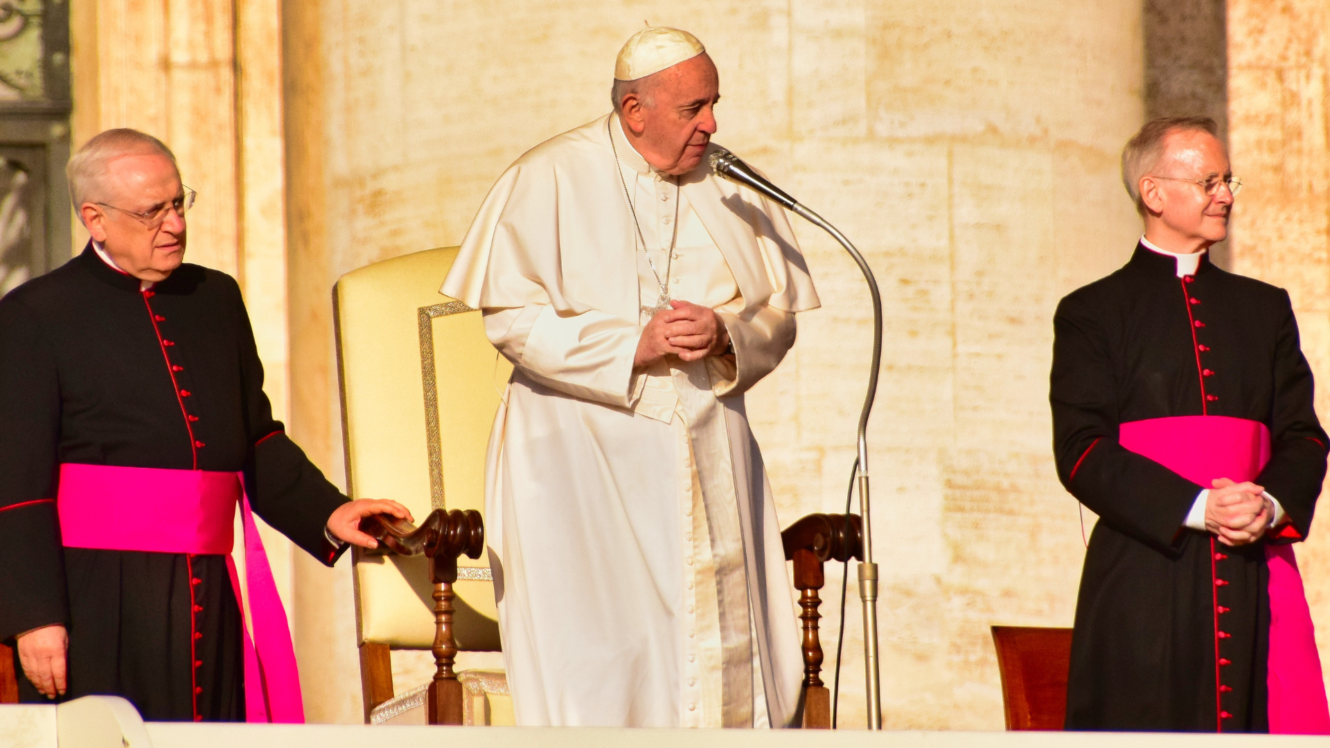 portal plural a autorização do papa francisco para a bênção a casais do mesmo sexo, aprovada em meados de dezembro, continua a ter repercussões no vaticano. em uma entrevista ao jornal italiano la