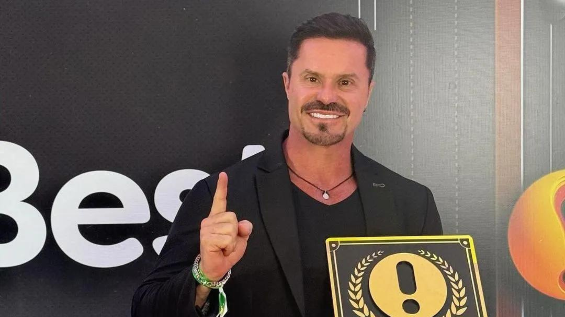 portal plural renato cariani, indiciado por tráfico de drogas, celebra prêmio de melhor influenciador