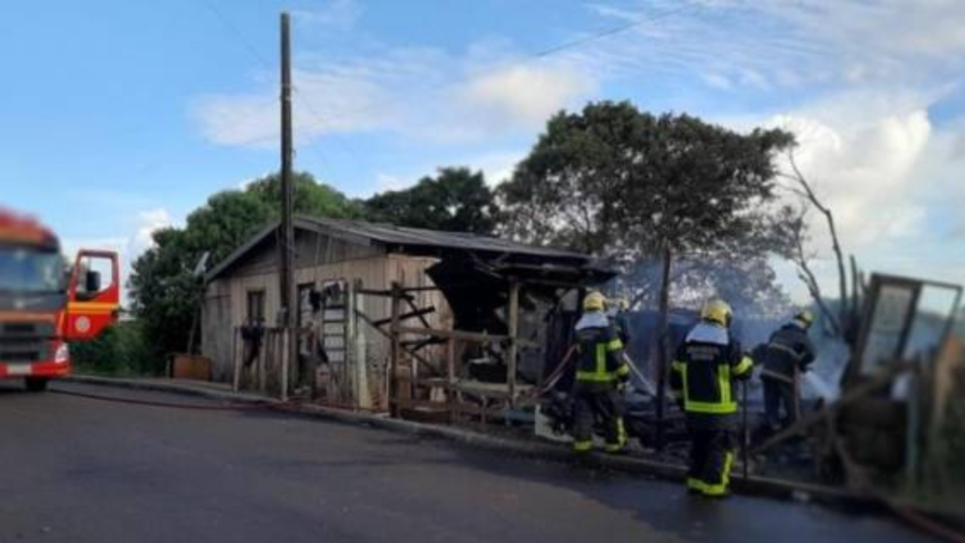 Briga entre vizinhos termina com jovem morto e casa incendiada em Carazinho