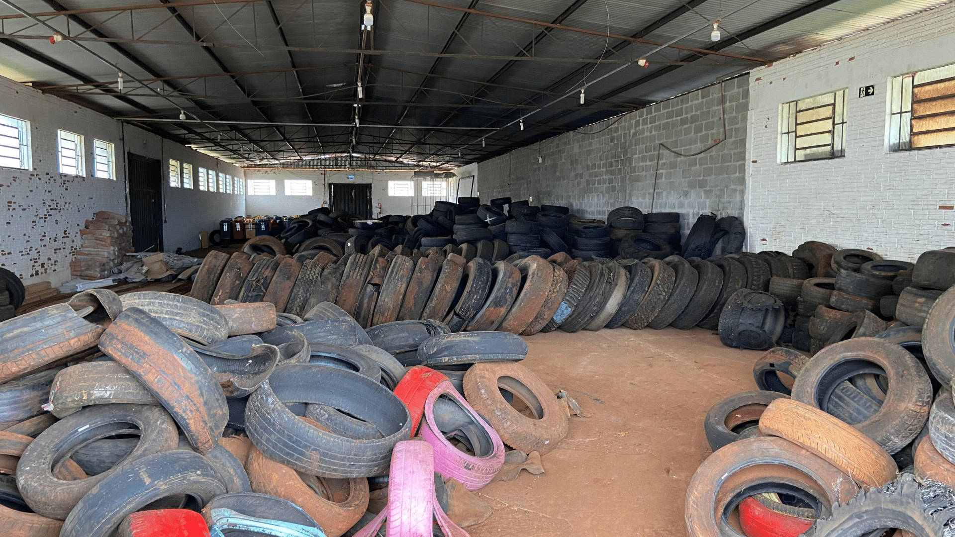 portal plural a secretaria de meio ambiente com o auxílio da secretaria de obras, realizou o carregamento de pneus usados que estavam armazenados no parque de exposições alfredo leandro carlson.
