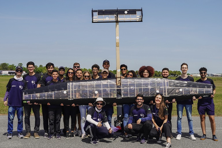 jovens baianos em competicao de aerodesign nos estados unidos