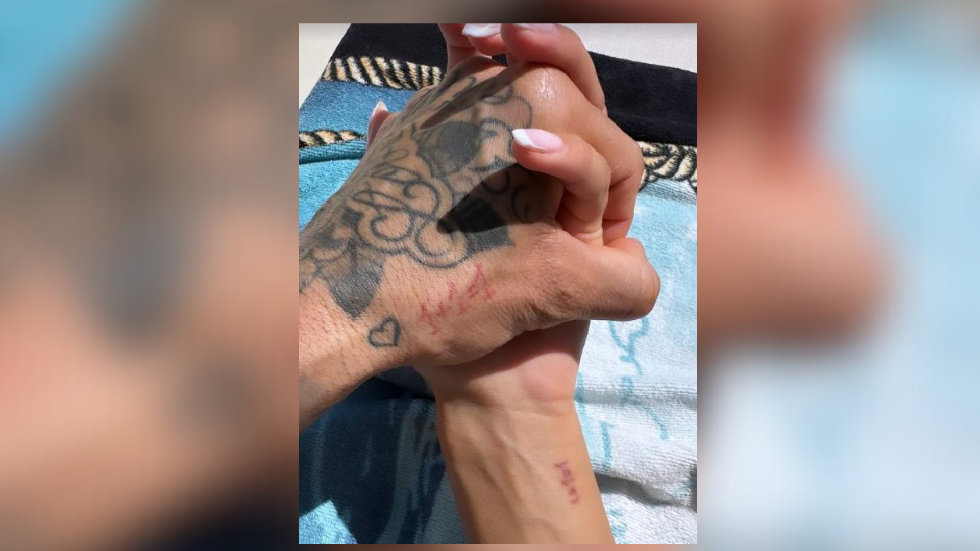 portal plural esposa de daniel alves publica foto de mãos dadas com o jogador