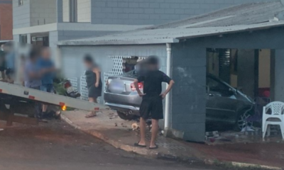 portal plural carro invade garagem e deixa mulher e bebê feridos em ijuí