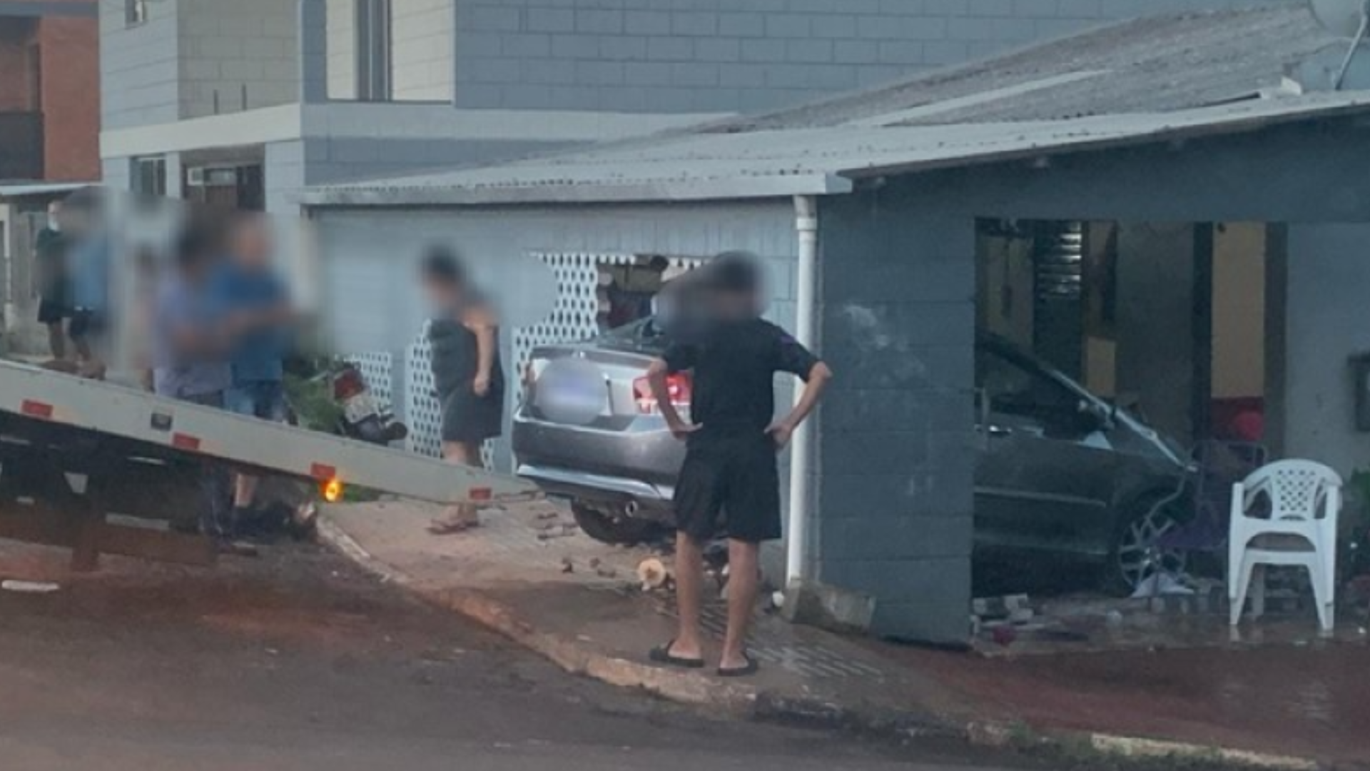 portal plural carro invade garagem e deixa mulher e bebê feridos em ijuí