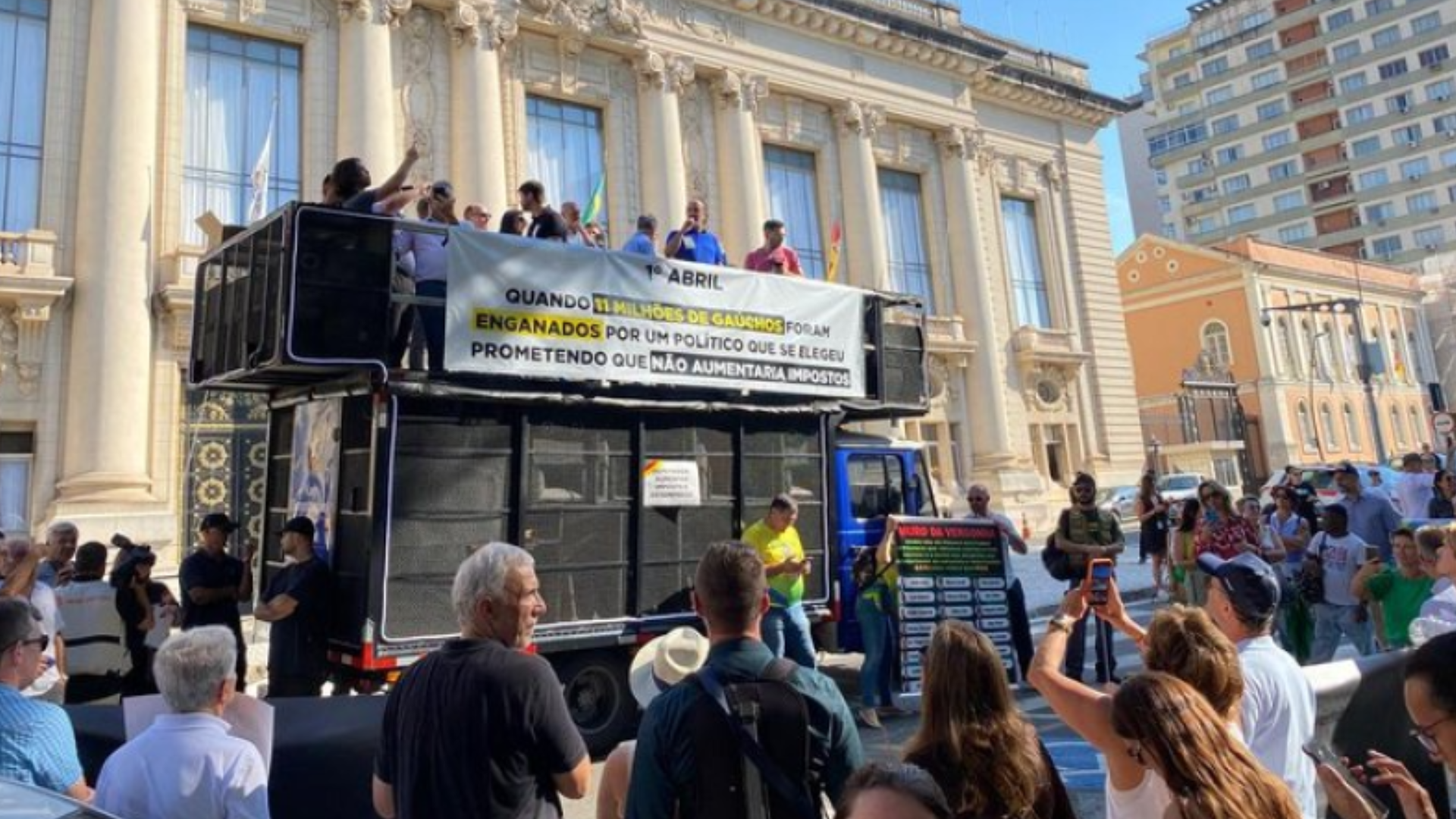 portal plural empresários e políticos fazem protesto contra aumento de impostos em frente ao piratini