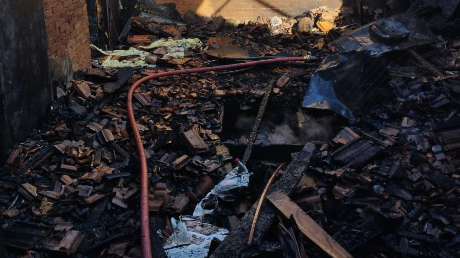 portal plural incêndio atinge duas residências no centro de três passos