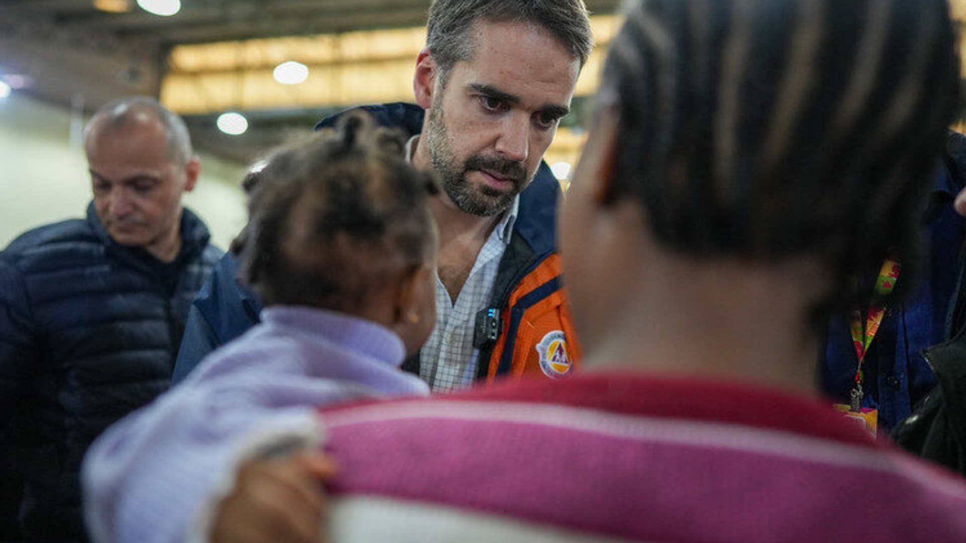 portal plural eduardo leite anuncia distribuição de auxílio de r$ 2 mil a famílias afetadas por enchentes no rs