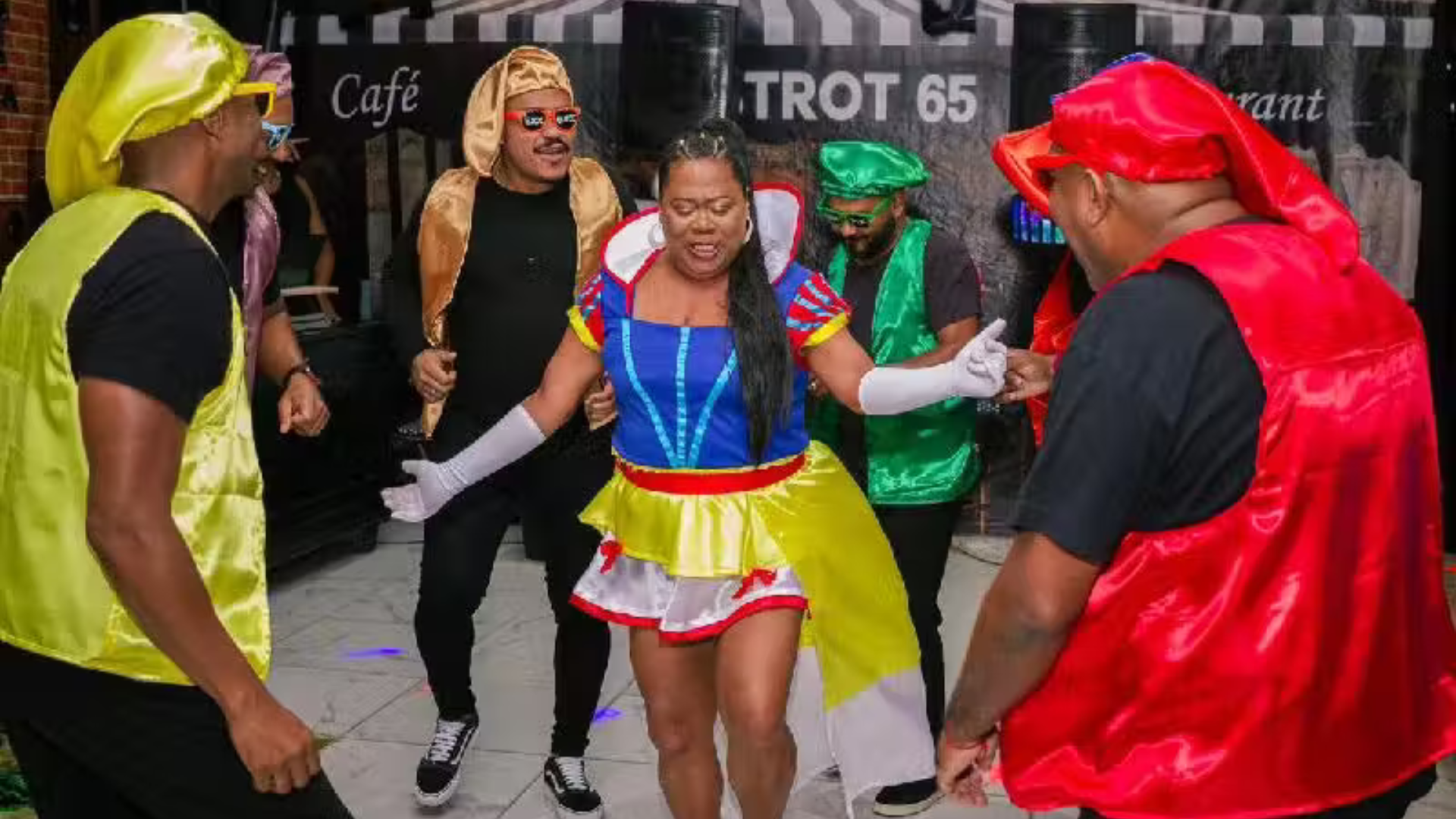 portal plural mãe faz festa com tema “preta de neve e os 7 negões”, realiza sonho aos 50 e viraliza