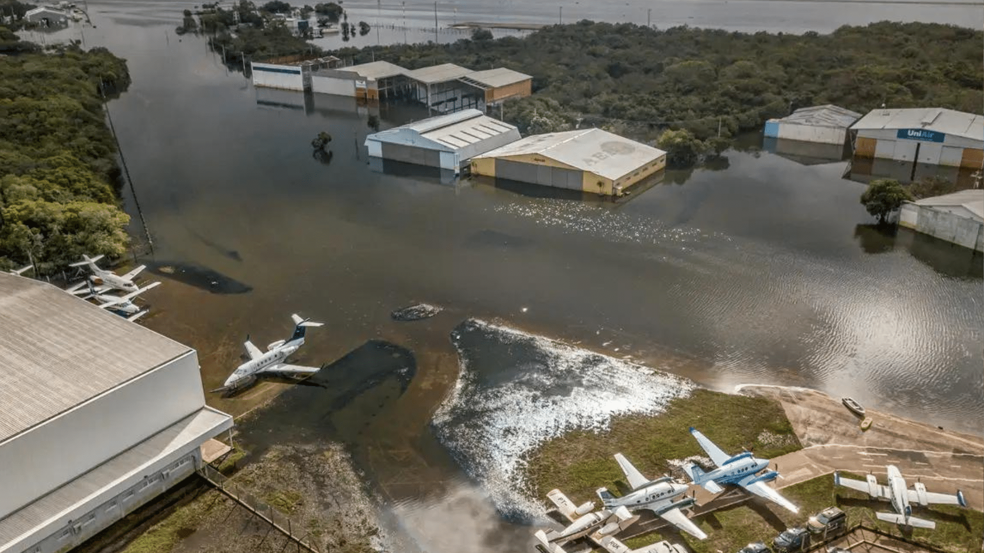 portal plural enquanto continuam as análises e testes para avaliar a extensão dos danos no aeroporto salgado filho, o rio grande do sul se encontra isolado, mesmo com a implementação de uma malha