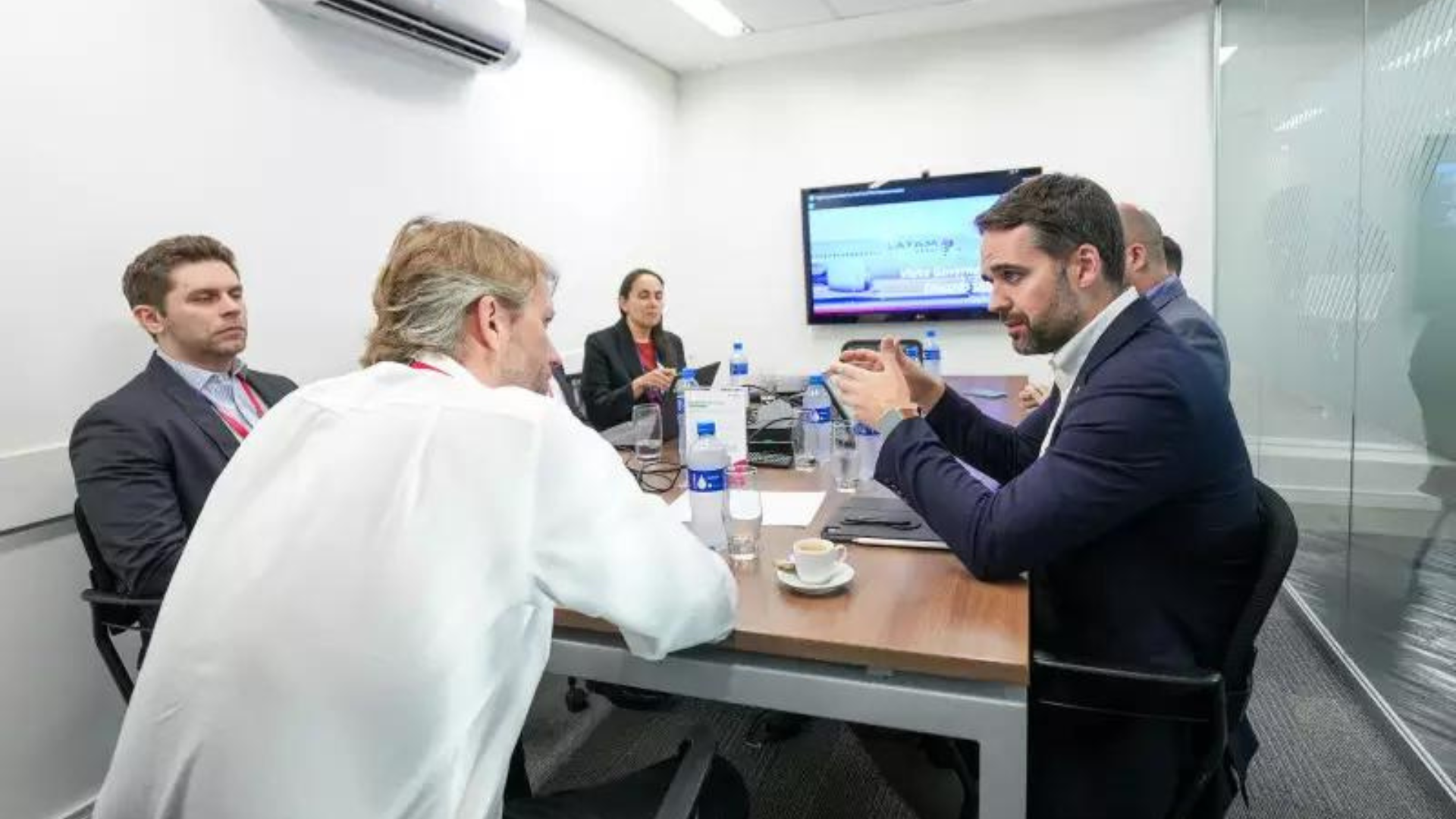 portal plural governador eduardo leite se reúne com representantes de companhias aéreas para discutir retomada de voos no rio grande do sul