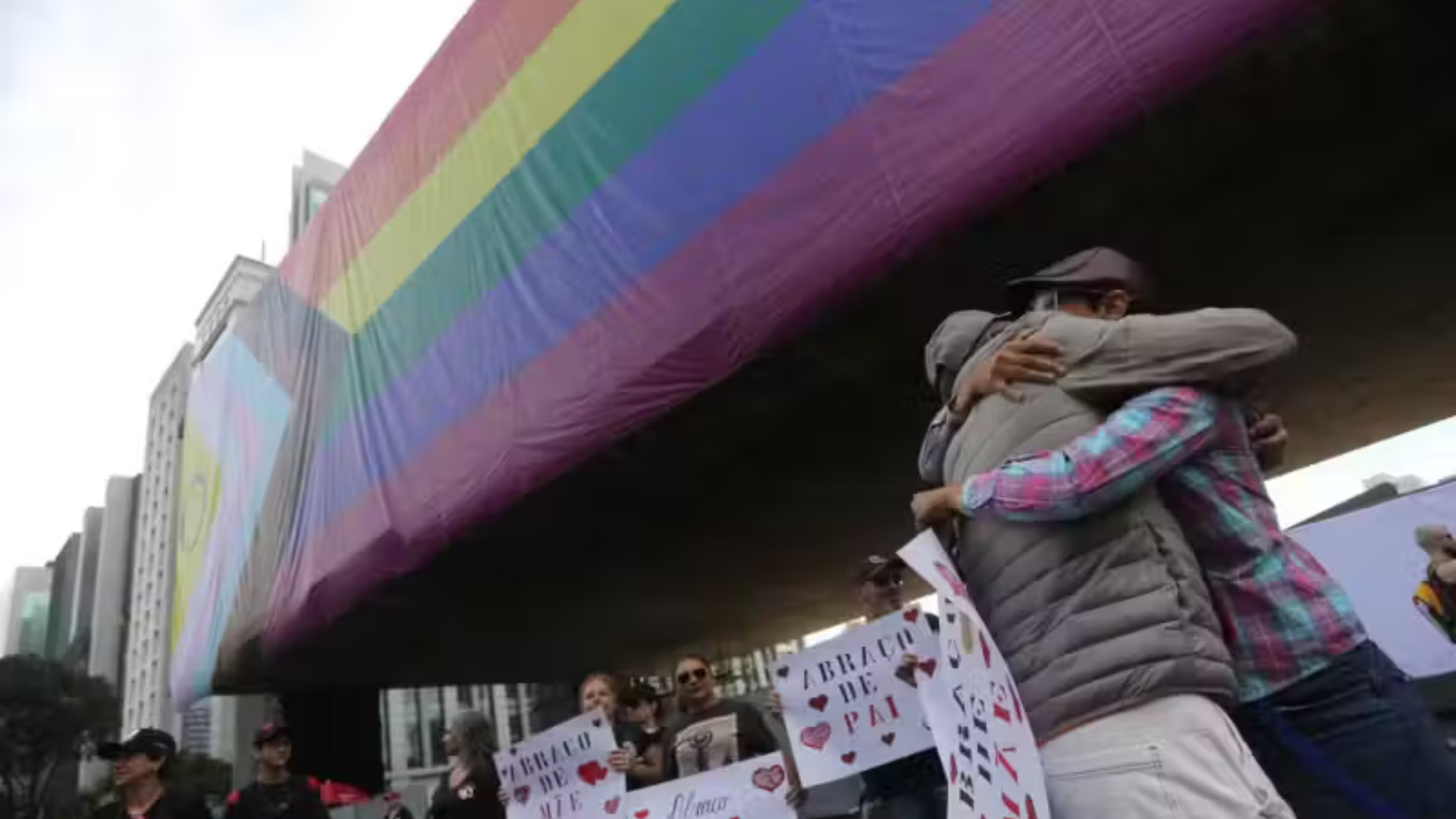 portal plural mães e pais distribuem abraços na parada lgbtqia+; ‘amor para quem não tem’