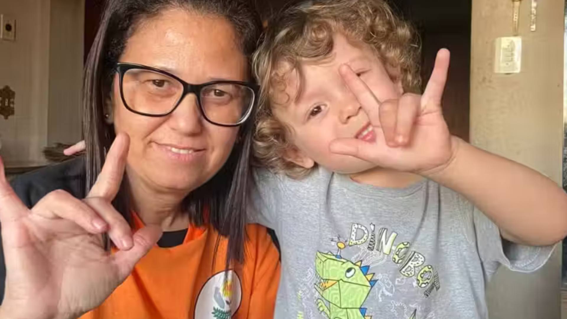 portal plural menino de 2 anos aprende libras para conversar com a tia surda