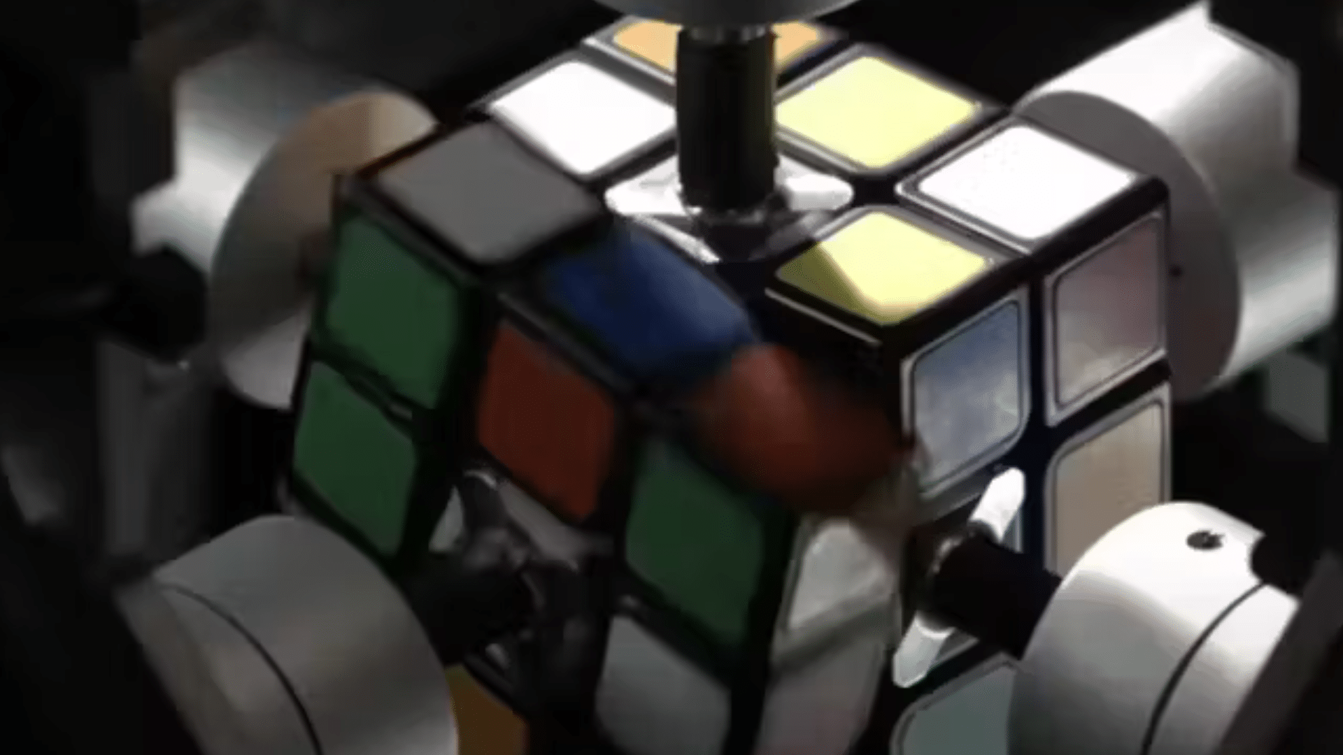 portal plural robô resolve cubo mágico em 0,3 segundo e bate novo recorde mundial