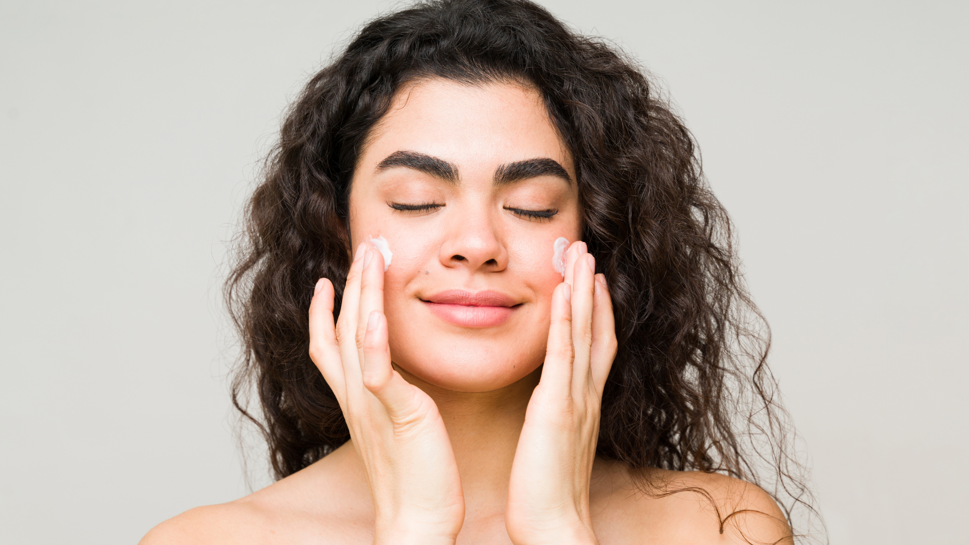 portal plural usar protetor solar diariamente é uma das principais recomendações da sociedade brasileira de dermatologia (sbd) para cuidar da pele. esse hábito é fundamental para prevenir o envel