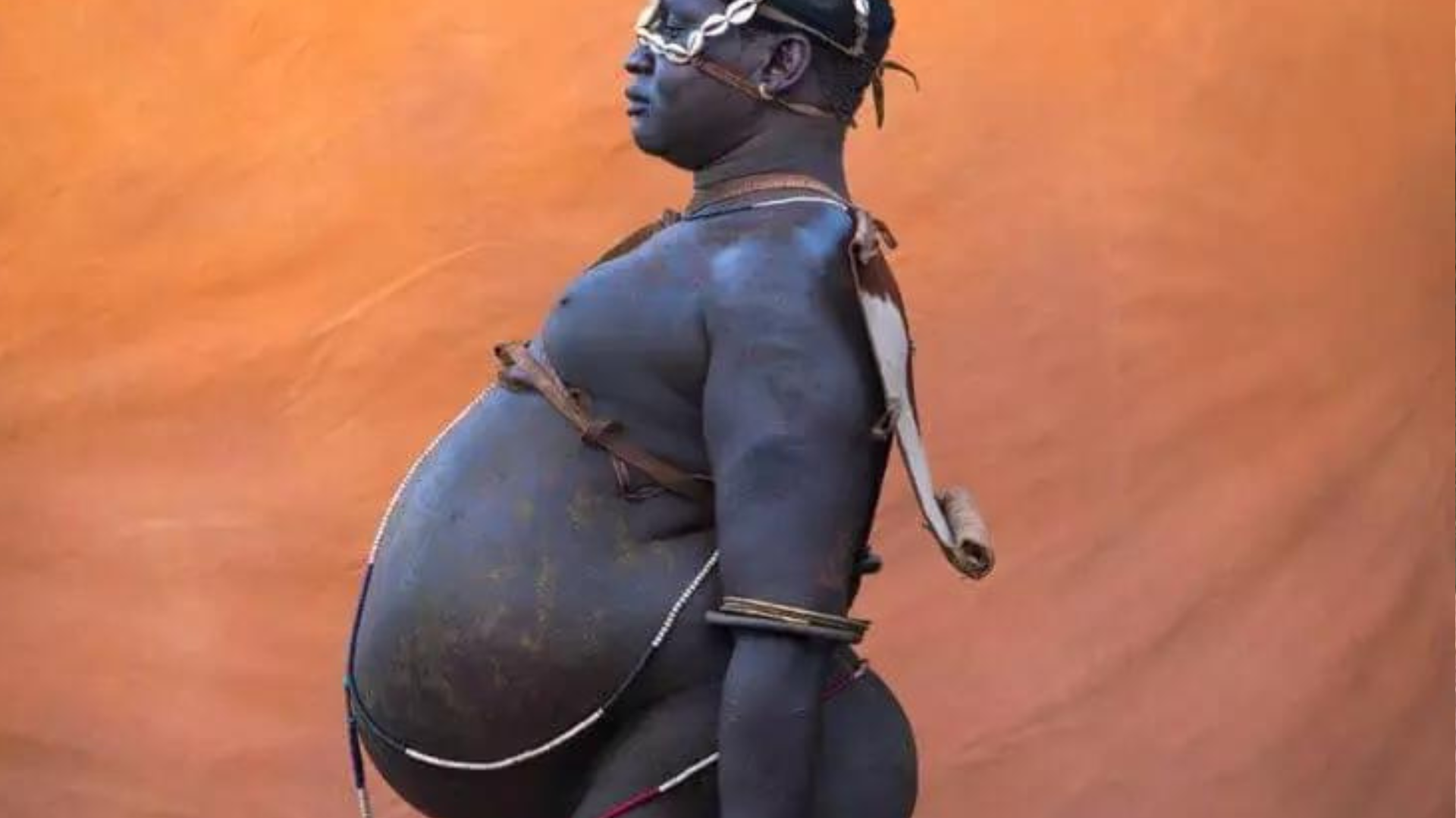portal plural barriga saliente o padrão incomum de beleza masculina em tribo etíope
