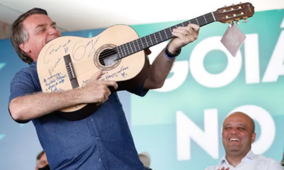 portal plural além das joias, lista de presentes de bolsonaro tem kit de vacina, 444 camisas de futebol e pistola personalizada