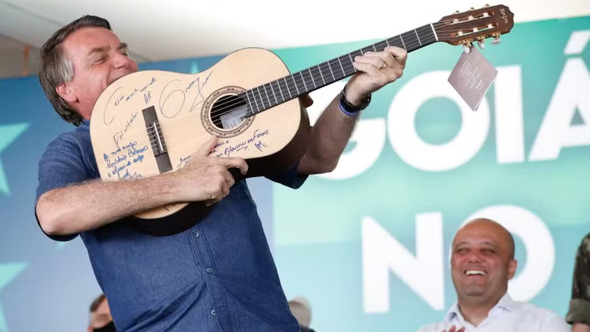 portal plural além das joias, lista de presentes de bolsonaro tem kit de vacina, 444 camisas de futebol e pistola personalizada