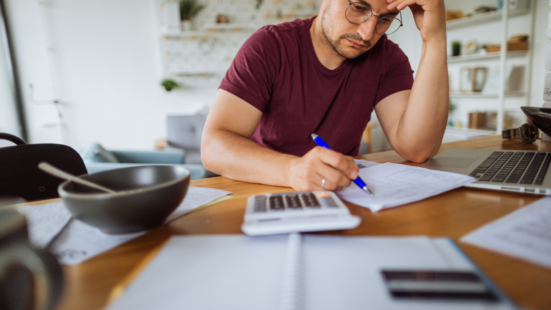 portal plural insônia, ansiedade, tristeza e vergonha o impacto do endividamento na saúde mental dos brasileiros