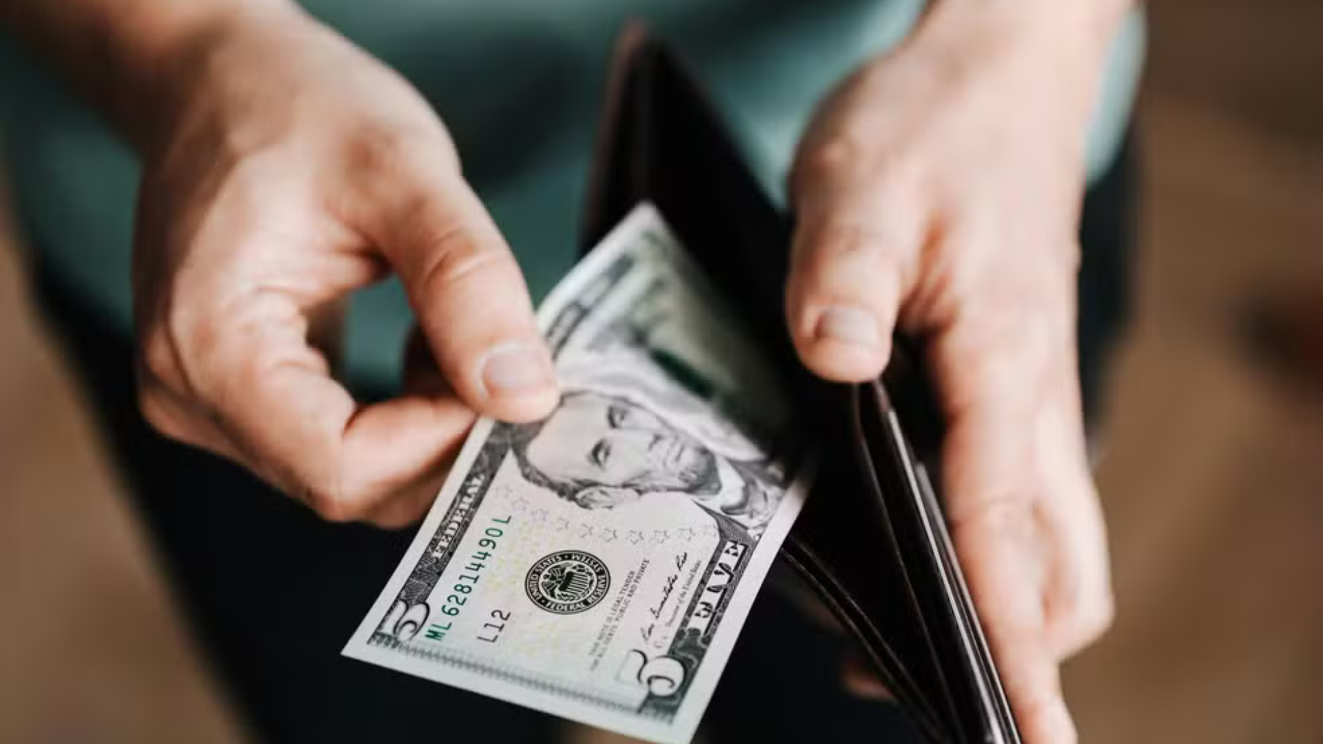 portal plural por que o dólar turismo é mais caro do que o comercial e qual é a diferença entre os dois