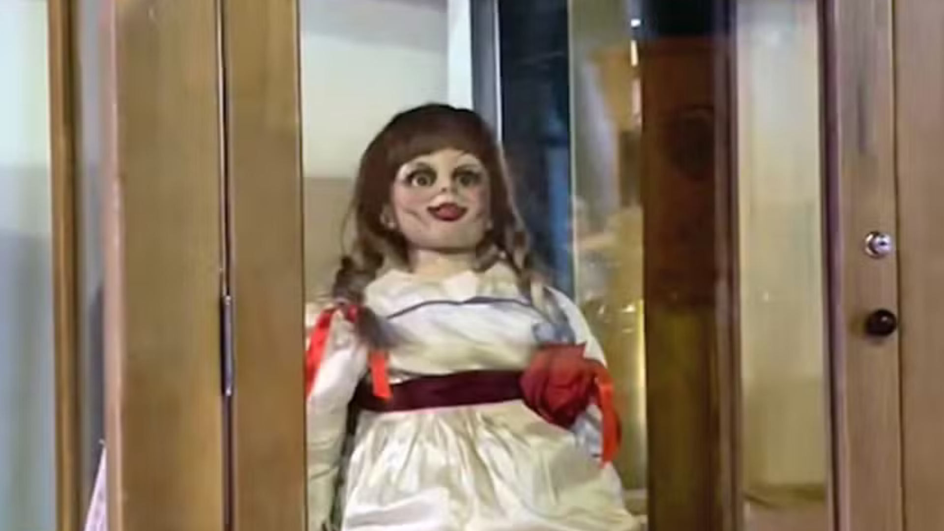 portal plural ‘annabelle veio morrer logo em del castilho, cara’ carioca brinca com o incêndio na casa warner