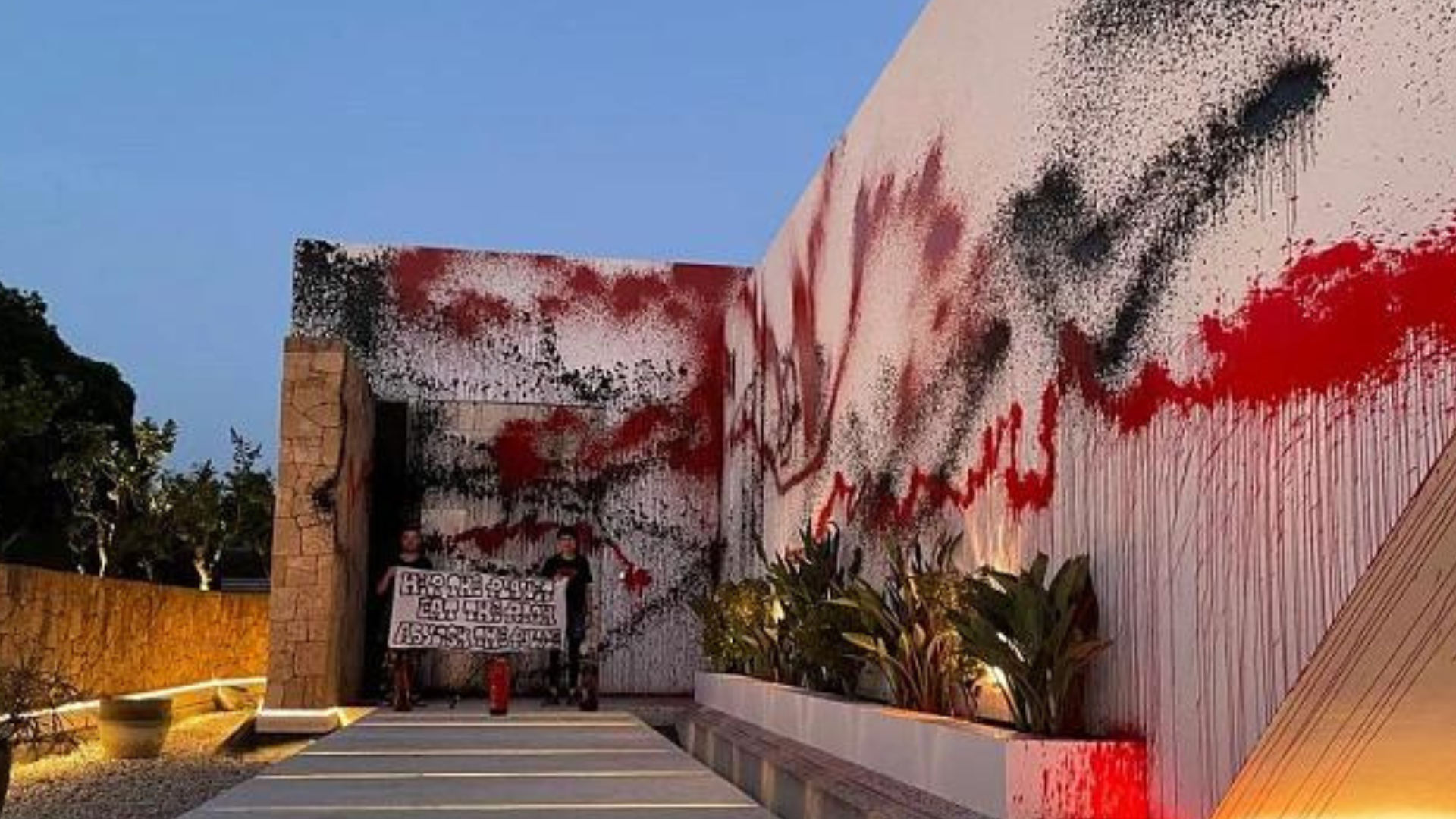 portal plural ativistas ambientais vandalizam mansão de messi em ibiza