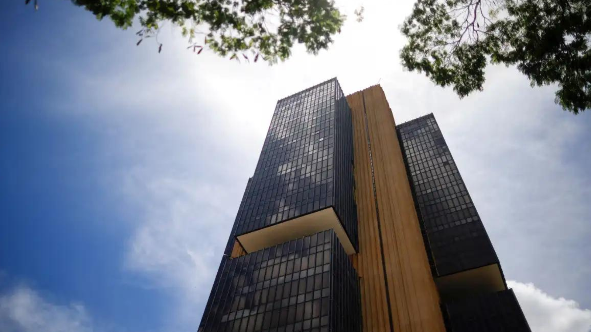 portal plural bc diz que não hesitará em elevar juros se julgar apropriado