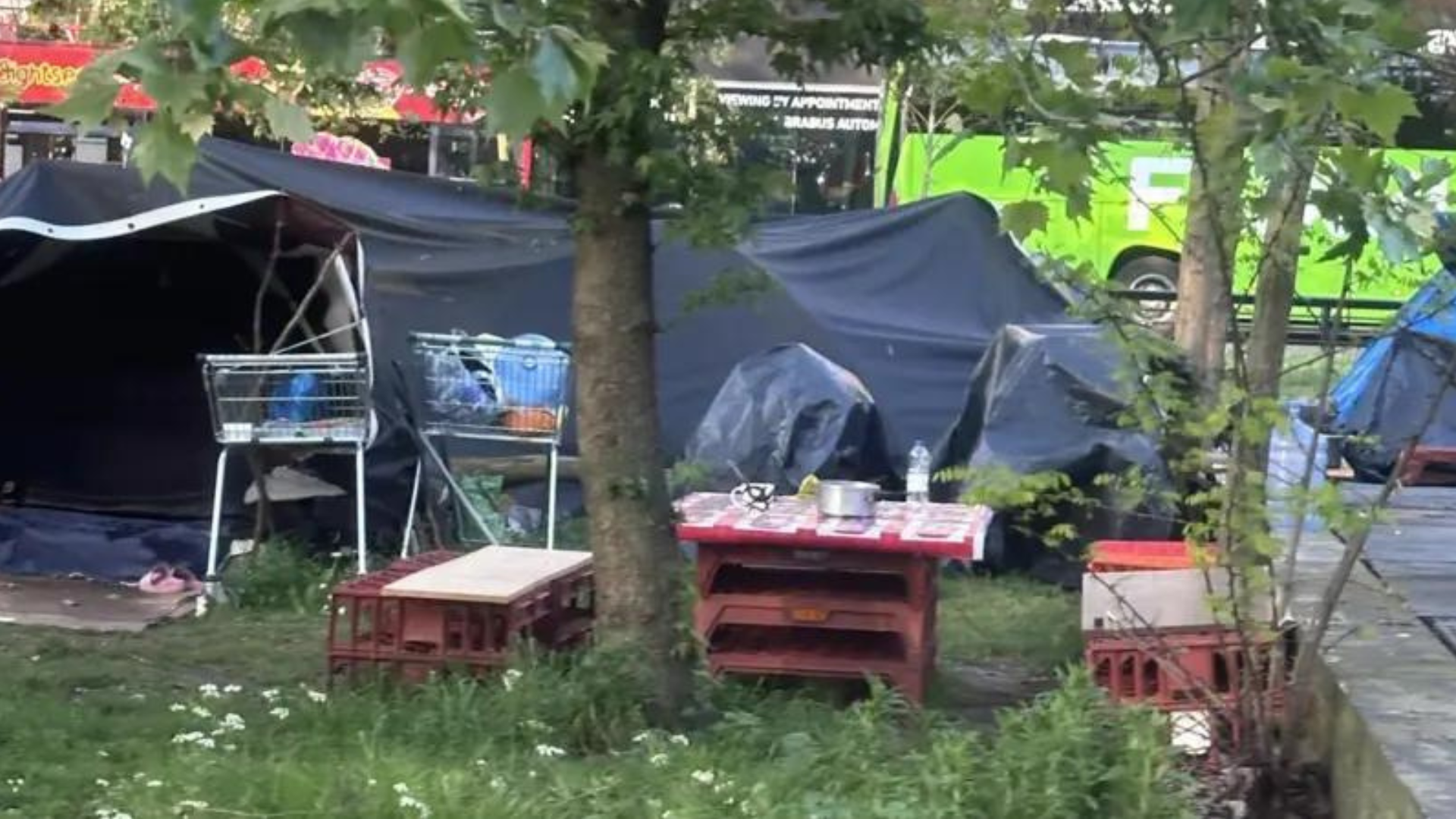 portal plural o 'acampamento' de moradores de rua no bairro mais caro de londres