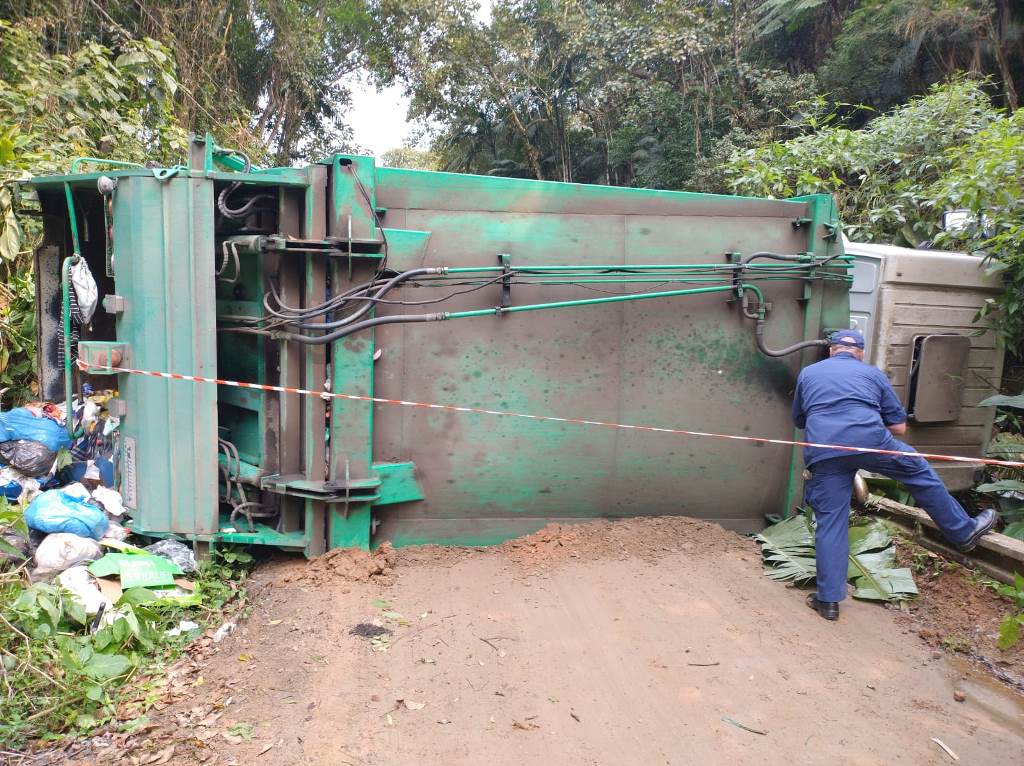 transito caminhao de coleta e lixo tomba e mata trabalhador esmagado em sc 1 982