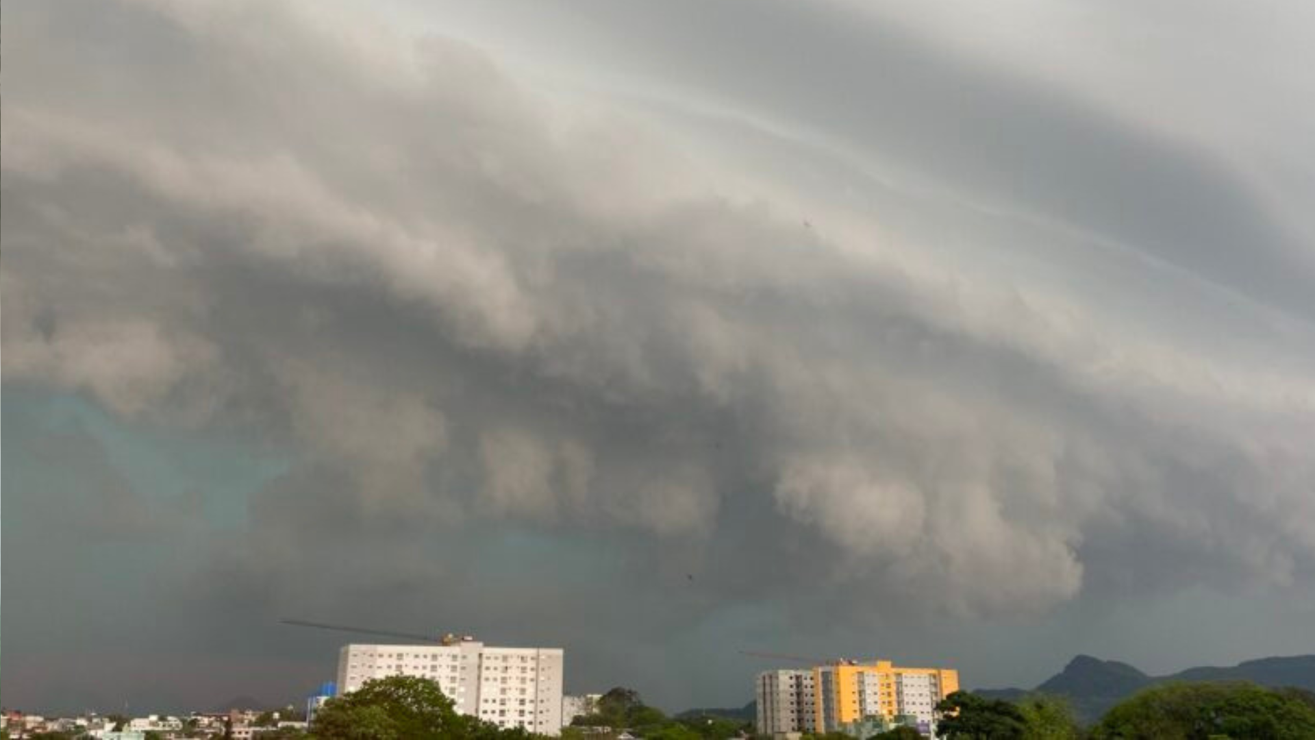 portal plural temporal com ventos de 100 kmh provoca danos na região central do rs