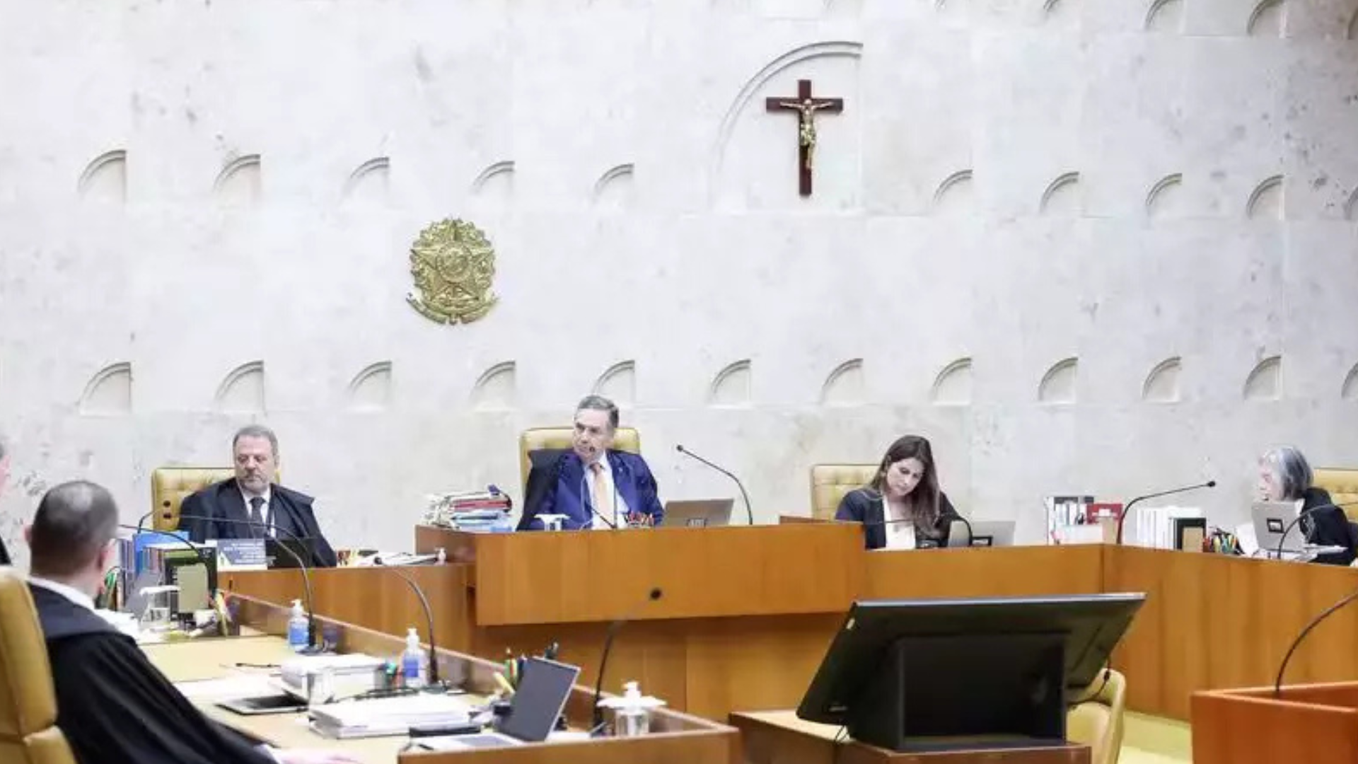 portal plural supremo forma maioria para aprovar uso de símbolos religiosos em instituições públicas