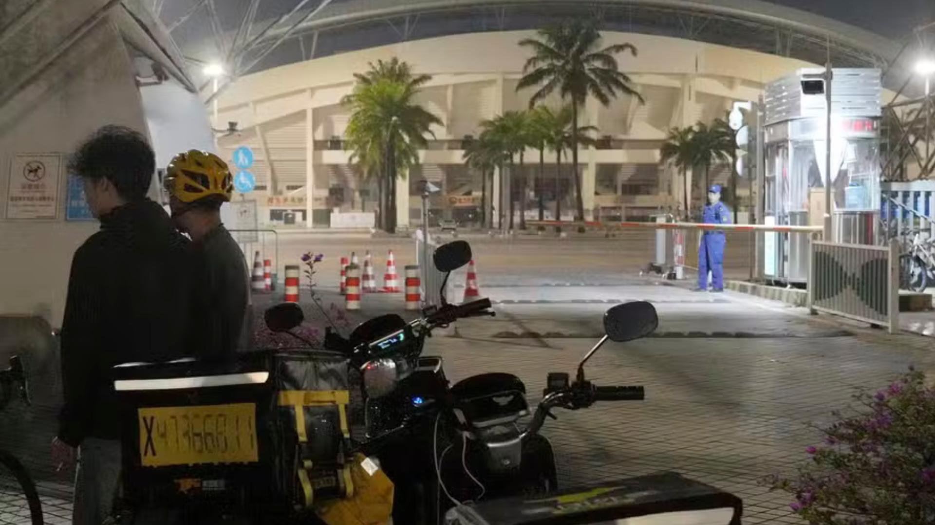 portal plural um motorista invadiu um centro esportivo no sul da china nesta terça feira (12), atropelando dezenas de pessoas que faziam exercícios, o que resultou na morte de 35 vítimas, segundo