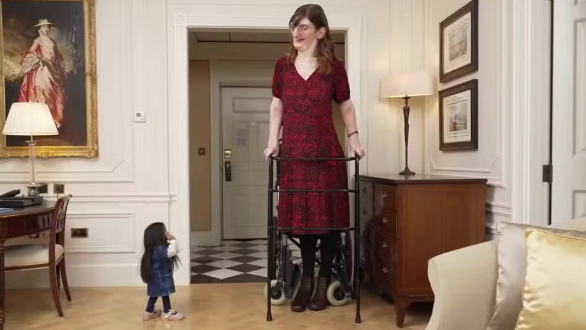 portal plural vÍdeo mulheres mais alta e mais baixa do mundo se encontram pela 1ª vez 'temos muito em comum'