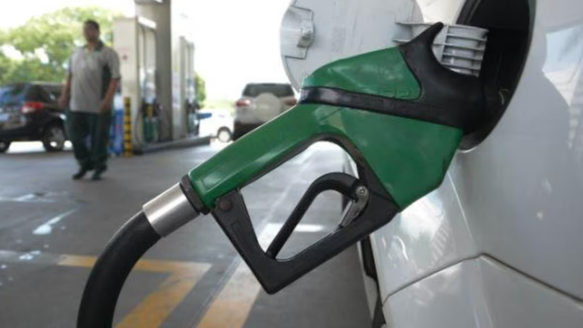 portal plural por que a alta do dólar ainda não chegou ao preço dos combustíveis da petrobras