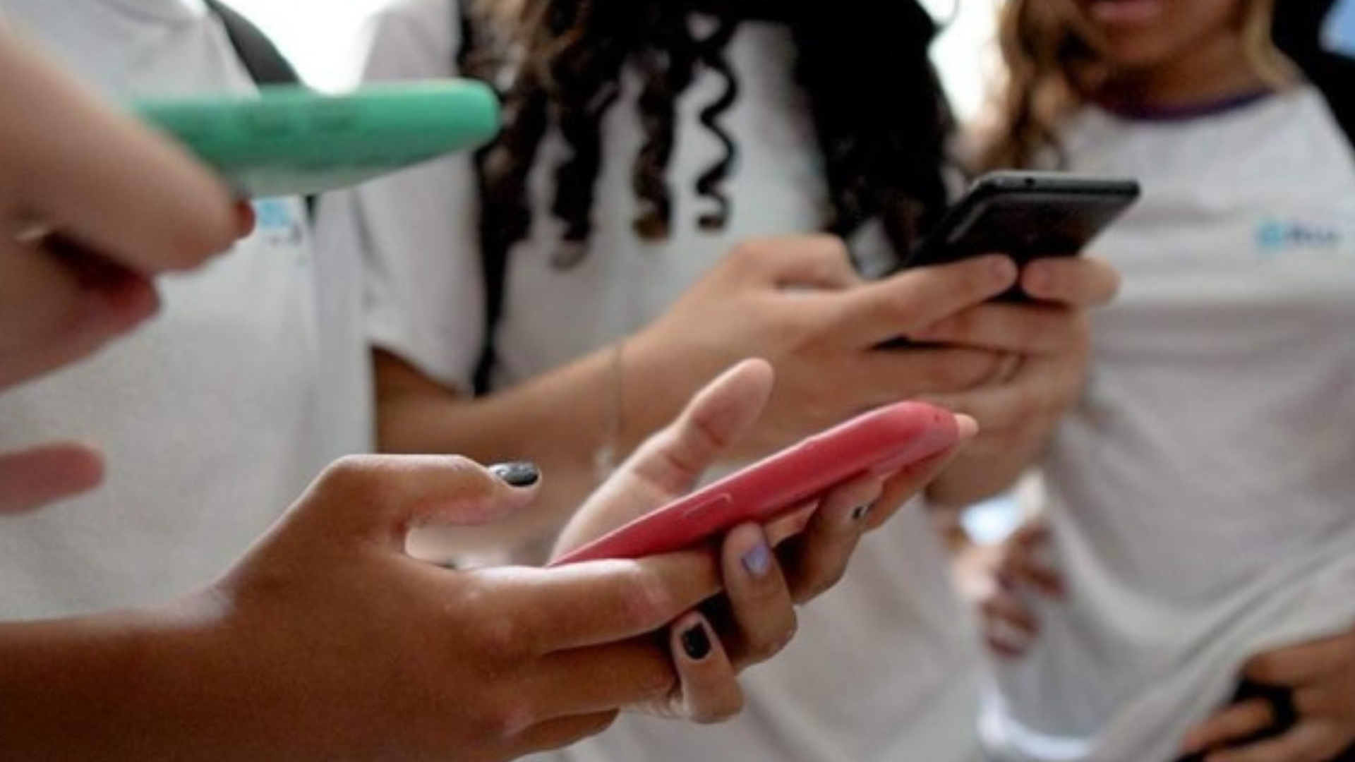 portal plural lula sanciona lei que proíbe celular em escolas; veja quando começa a valer