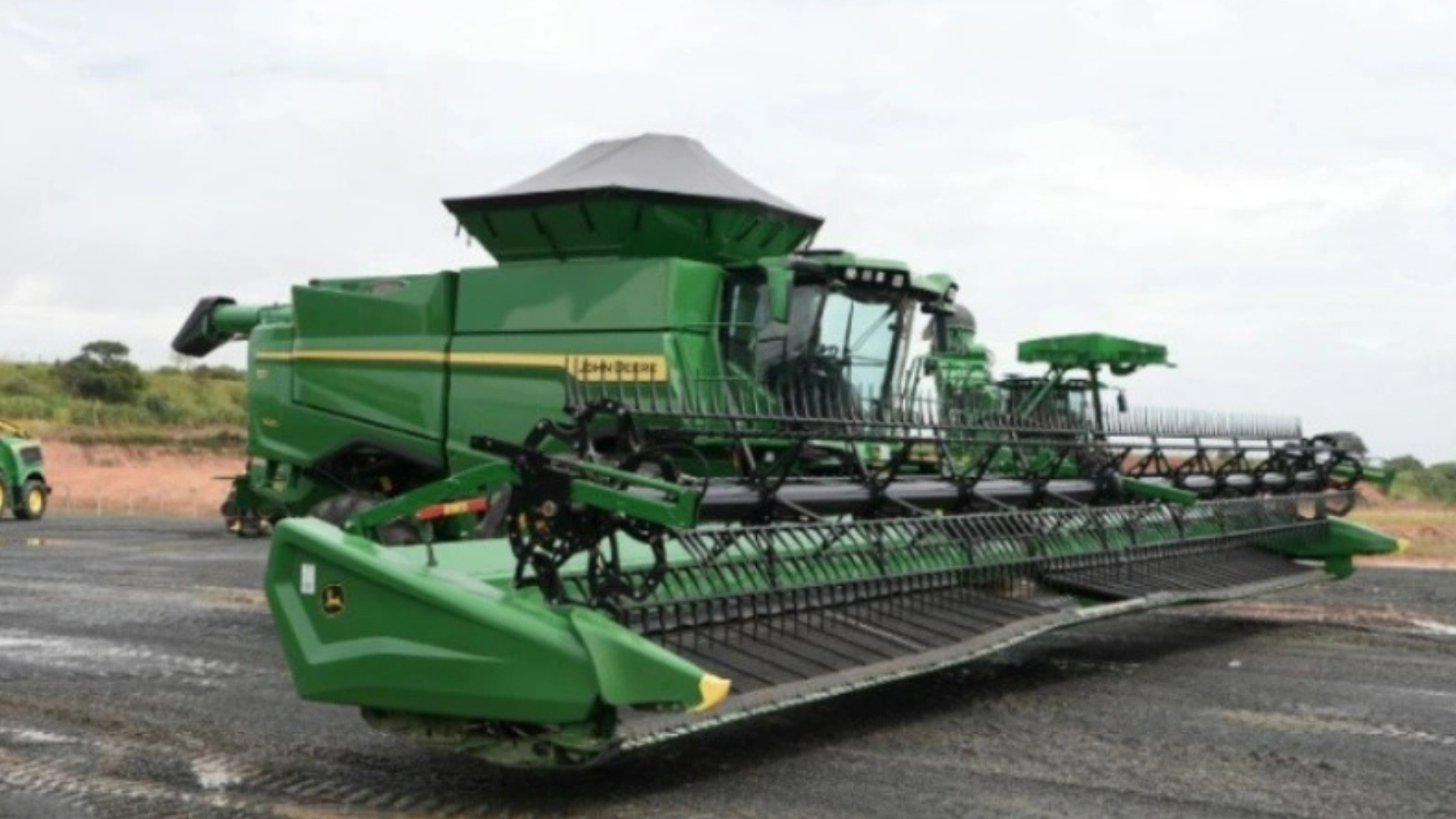 portal plural john deere anuncia fabricação de megacolheitadeira, a partir de maio, em horizontina